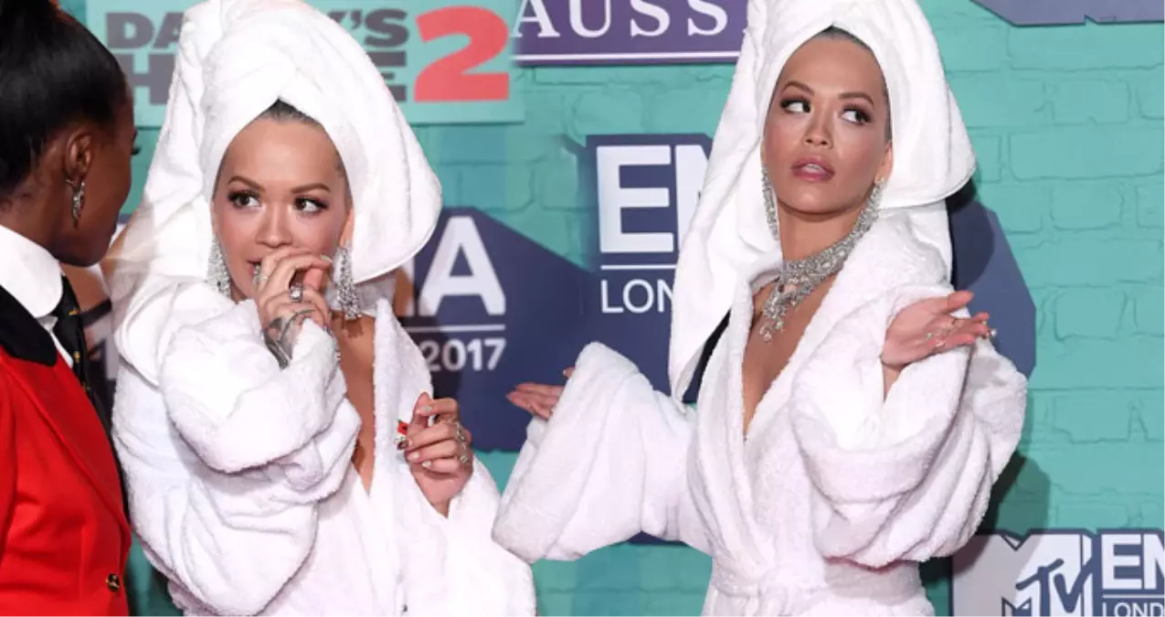 Ünlü Şarkıcı Rita Ora, Ödül Törenine Bornoz Giyip Geldi