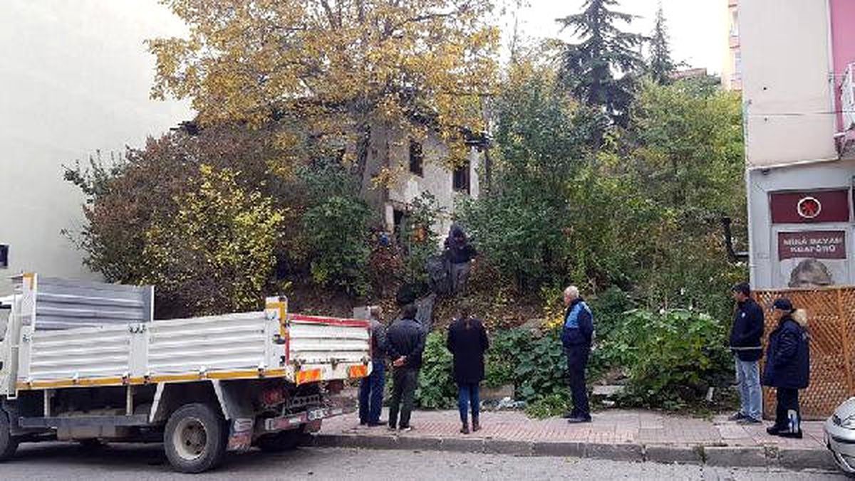 2 Katlı Evden 10 Kamyon Çöp Çıktı
