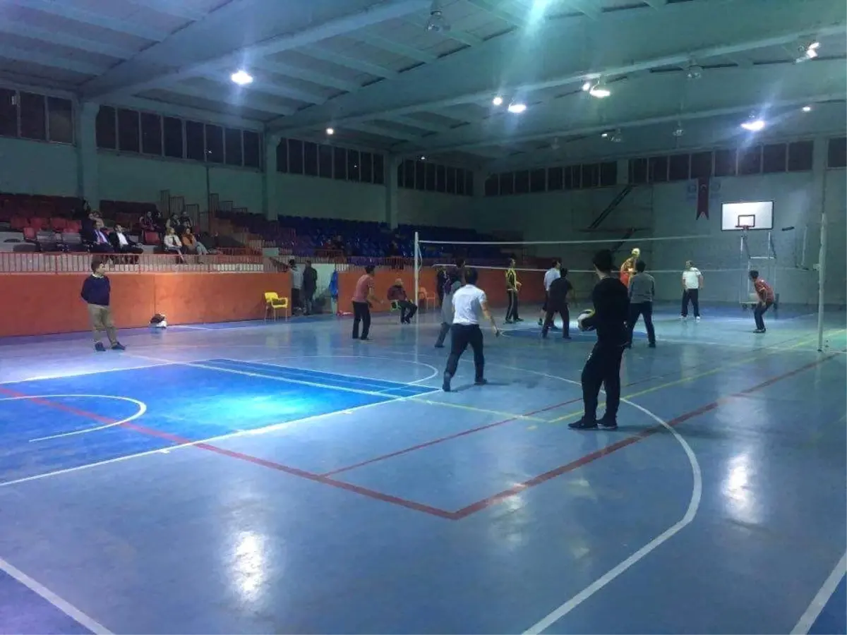 Altıntaş\'ta \'Öğretmenler Günü Voleybol Turnuvası\' Başladı