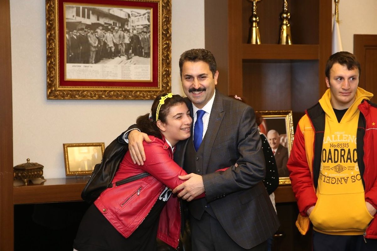 Başkan Eroğlu, Engelli Öğrencileri Makamında Konuk Etti
