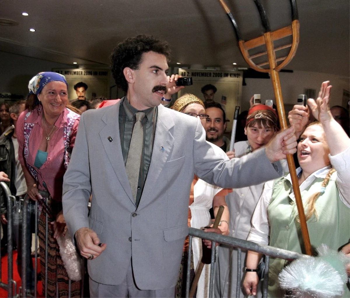 Borat" Karakteri Şeklinde Giyinen 6 Çek Turist Kazakistan\'da Tutuklandı