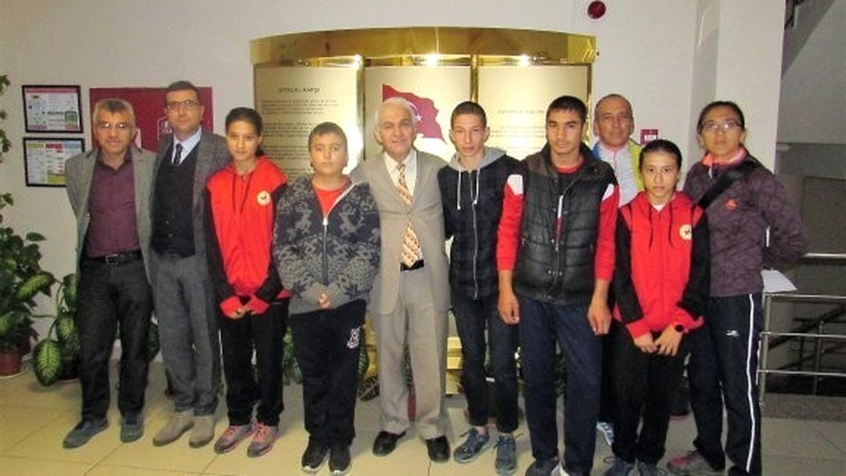 Burhaniye\'de Özel Sporcuların Milli Eğitim Ziyareti