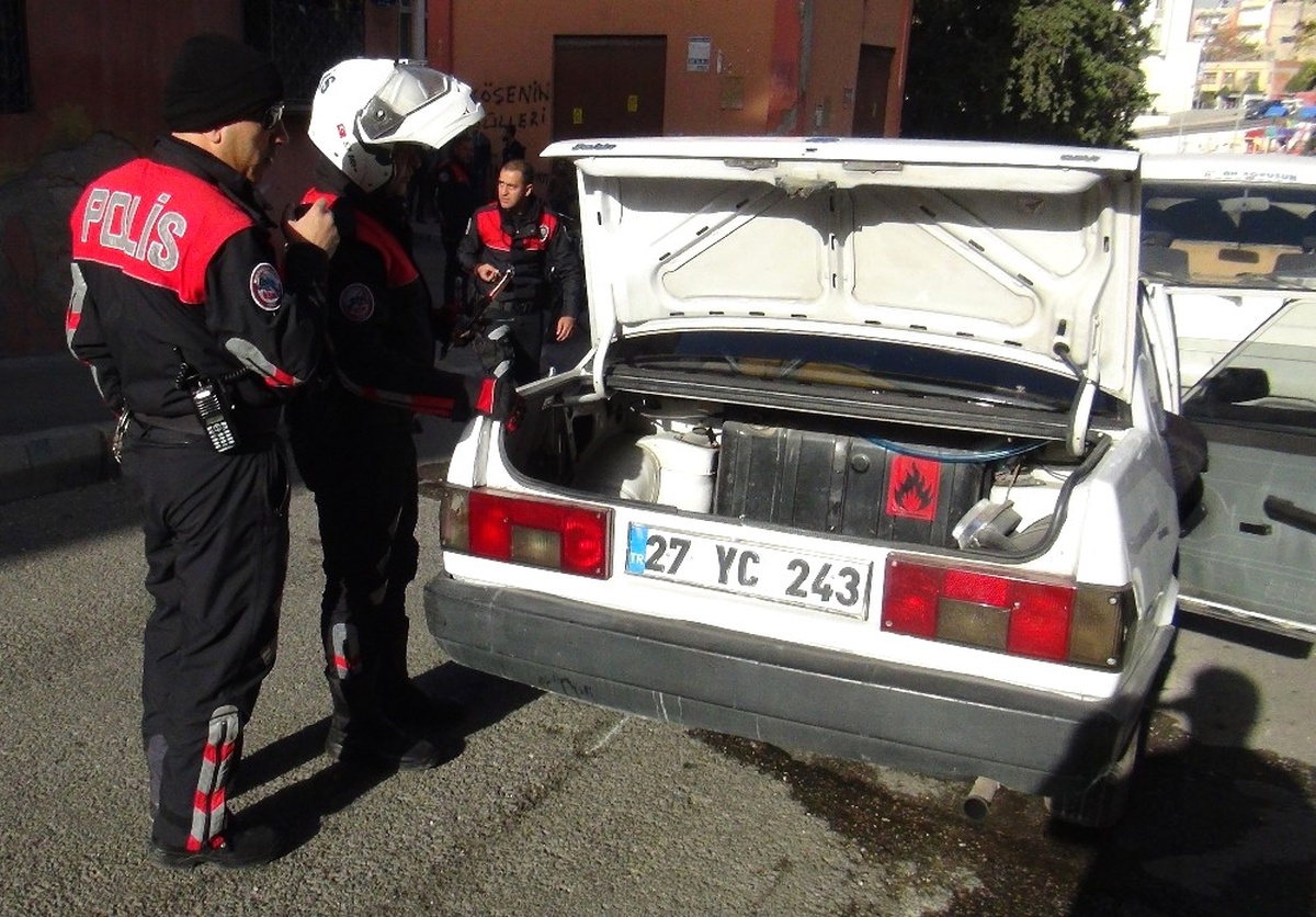 Çaldıkları Otomobille Polisten Kaçan Şahıslar Kaza Yaptı