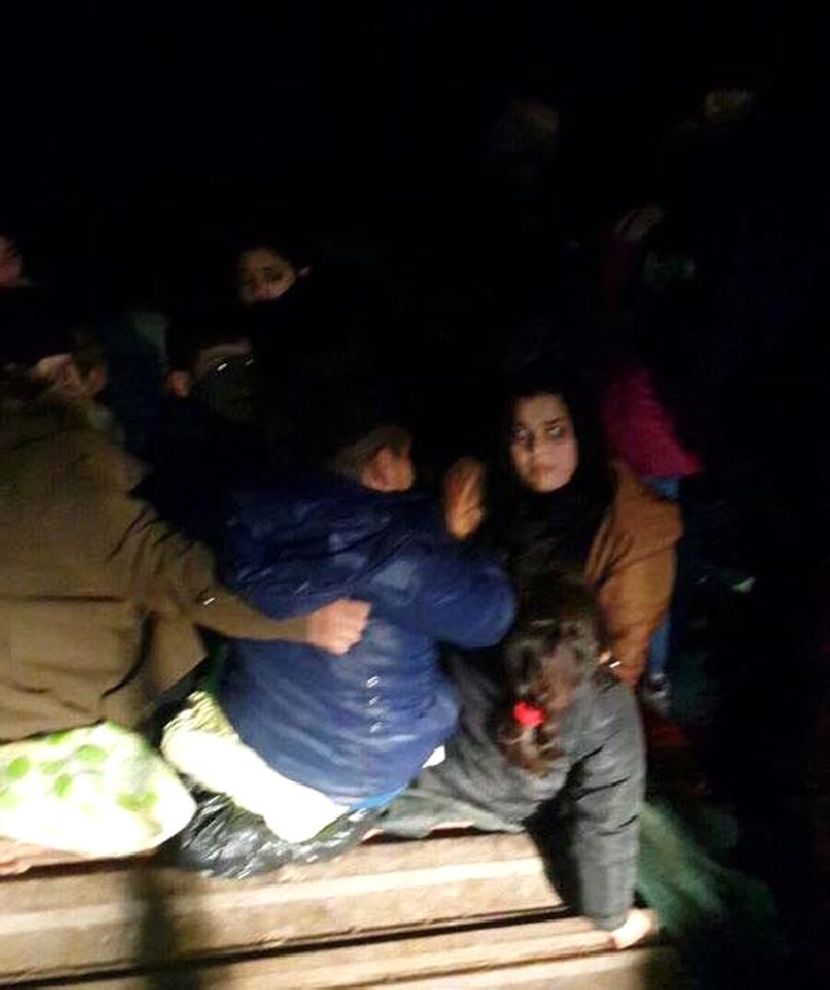 Çanakkale\'de Kamyon Kasasında 40 Kaçak Yakalandı