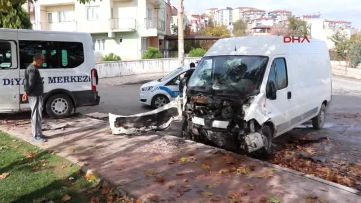 Denizli Diyaliz Hastalarını Taşıyan Minibüs Kamyonetle Çarpıştı 1 Ölü, 6 Yaralı