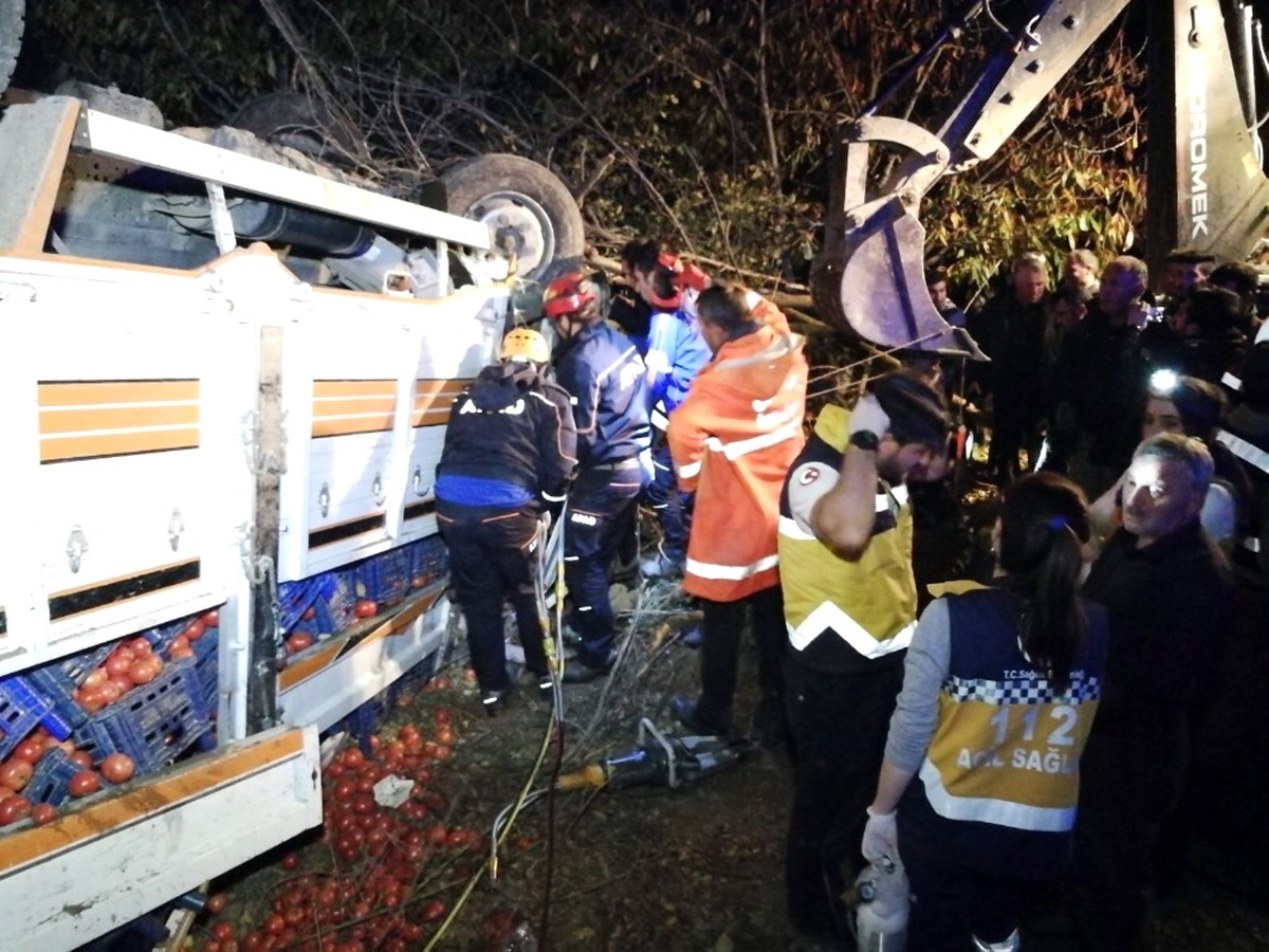 Domates Yüklü Kamyon Traktöre Çarptı: 1 Ölü, 1 Yaralı