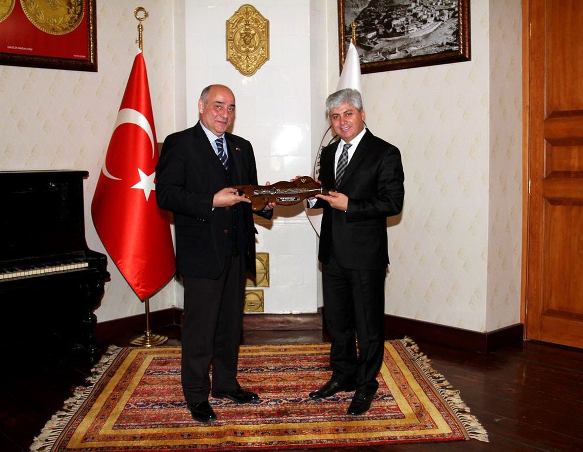 Gürcistan Başkonsolosu Mikaszadze\'den Vali Doğan\'a Ziyaret