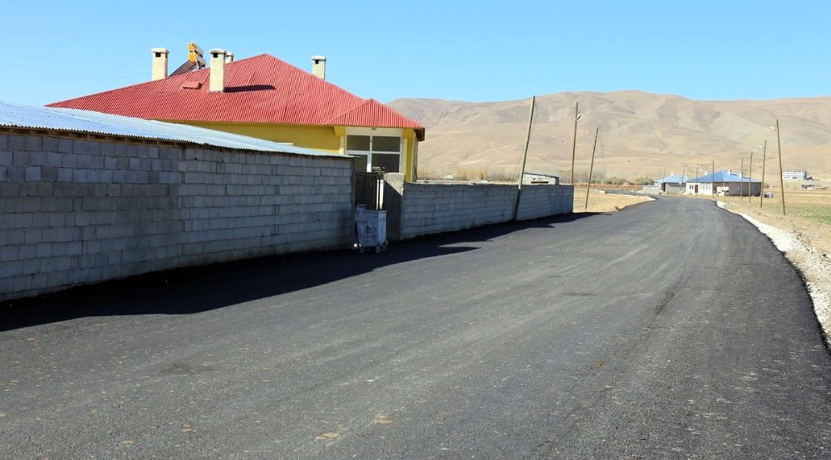 Gürpınar\'da Yol Asfaltlama Çalışması