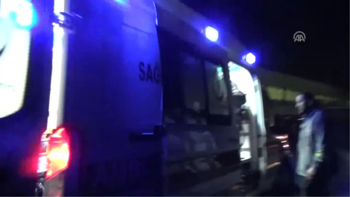 Hafif Ticari Araç, Park Halindeki Tıra Çarptı: 1 Ölü, 3 Yaralı