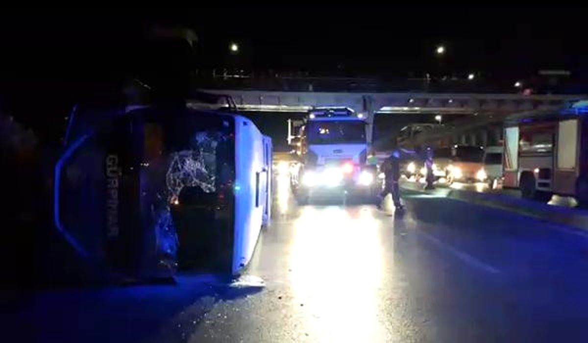 Haramidere\'de Midibüs Devrildi; 6 Yaralı (2)