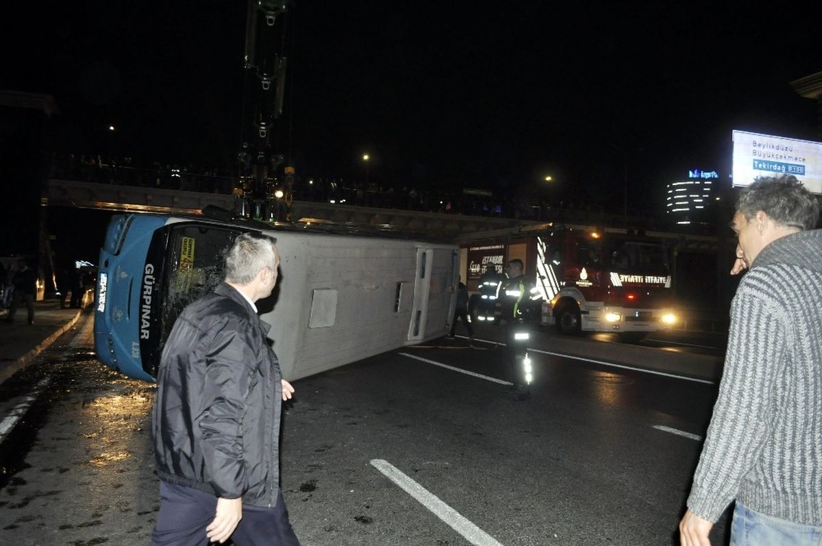 Haramidere Kavşağında Halk Otobüsü Devrildi: 6 Yaralı