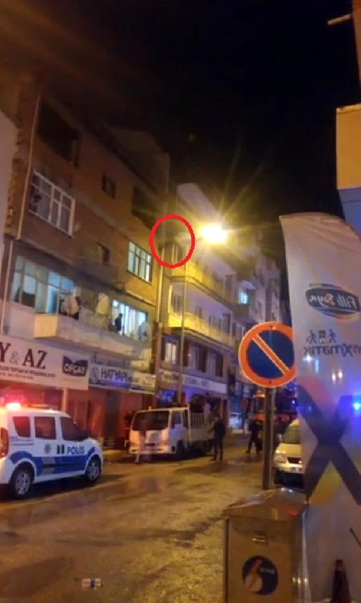 İntihar İçin Binaya Çıktı, Aydınlatma Direğine Atlayıp Kayarak İndi