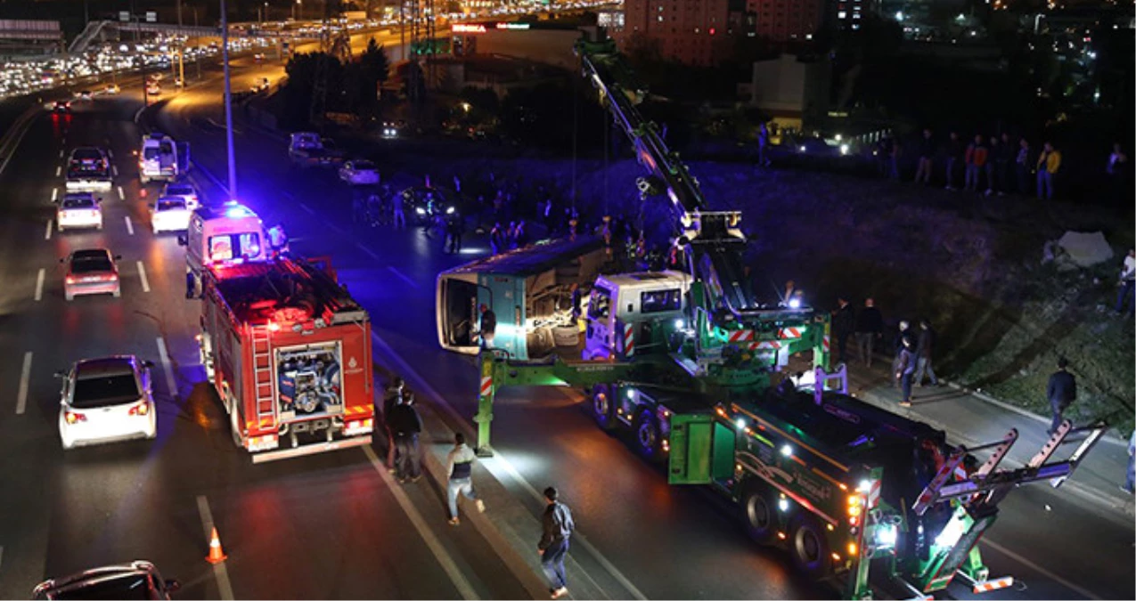 İstanbul\'da Halk Otobüsü Devrildi: 2\'si Ağır 6 Kişi Yaralı