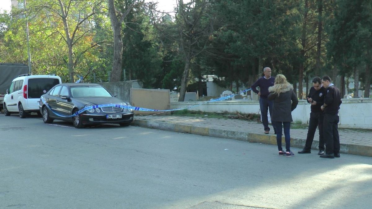 Kadıköy\'de Lüks Bir Otomobil İçerisinde Erkek Cesedi Bulundu
