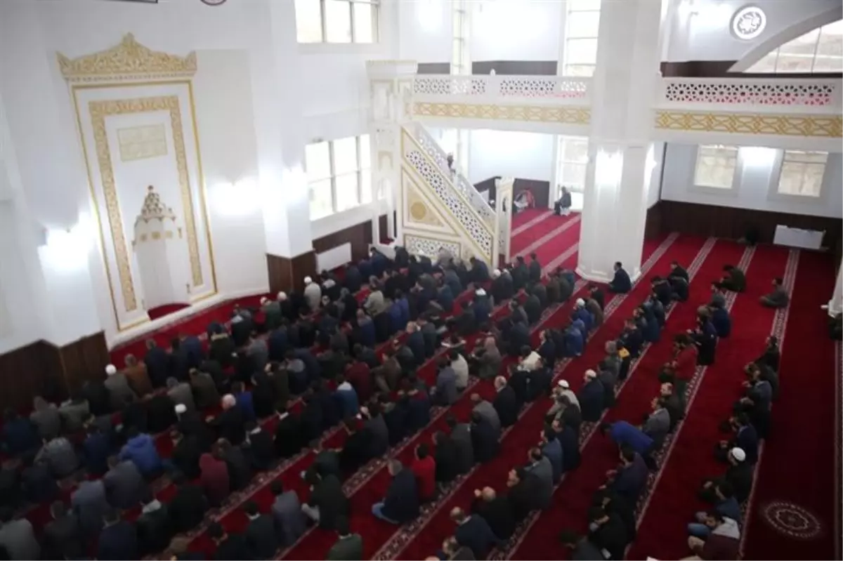 Kampüs Cami\'nde İlk Cuma Namazı Kılındı