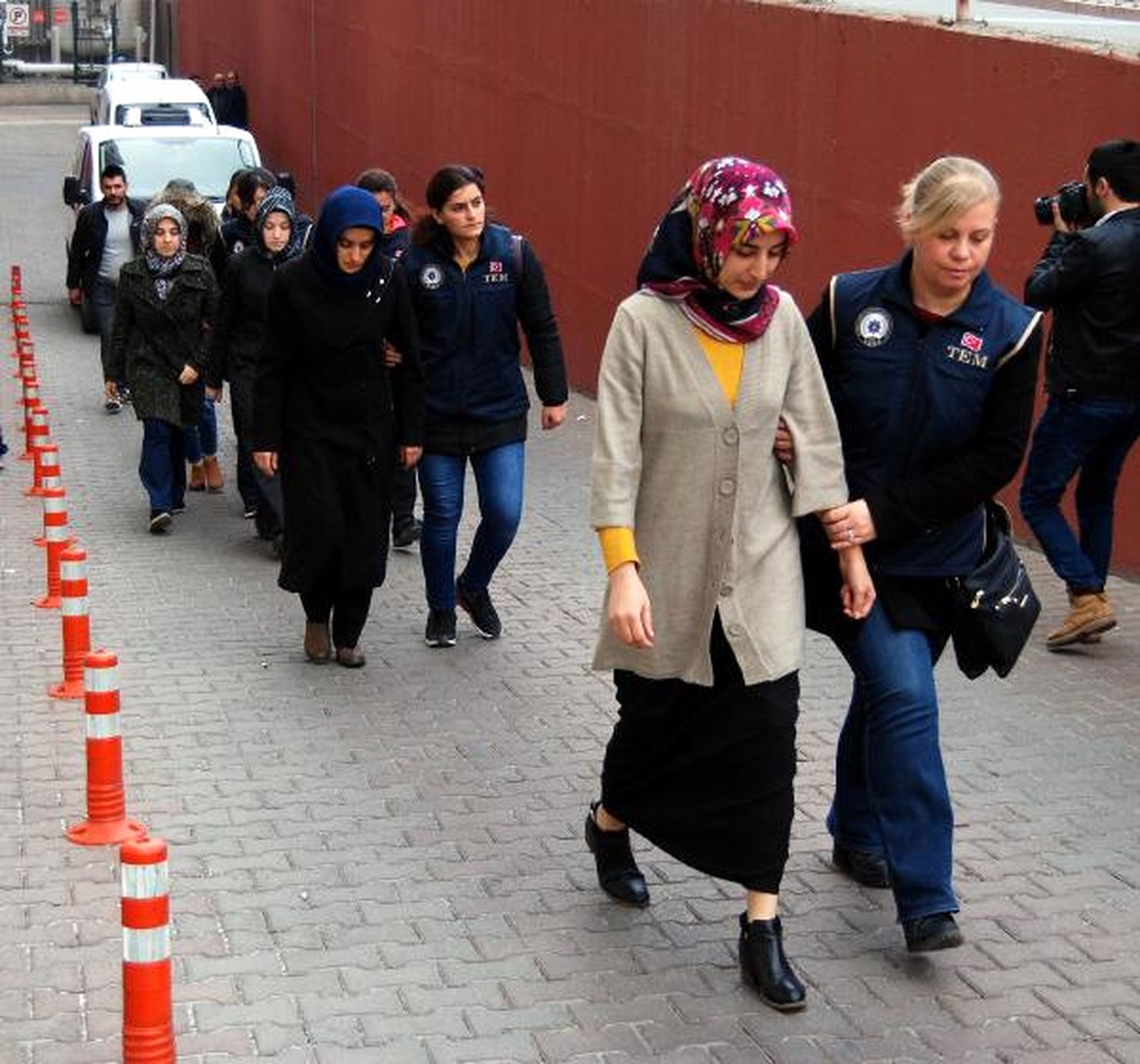 Kayseri\'de Fetö Şüphelisi 6 Kadın, Adliyeye Sevk Edildi