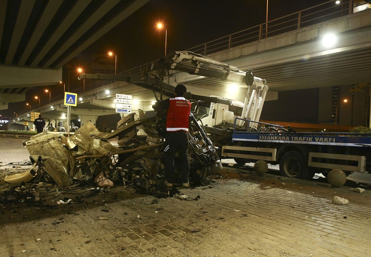Kazada Paramparça Olan Otomobilden Sağ Çıktılar
