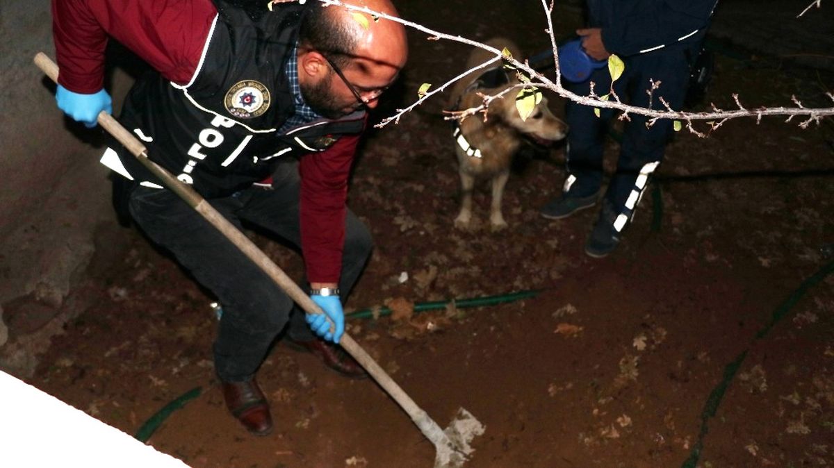 Kürekle Bahçe Kazıp Uyuşturucu Aradılar