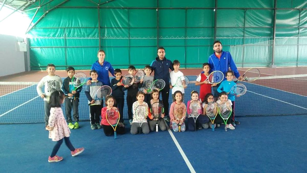 Öğrenciler Tenis Öğreniyor