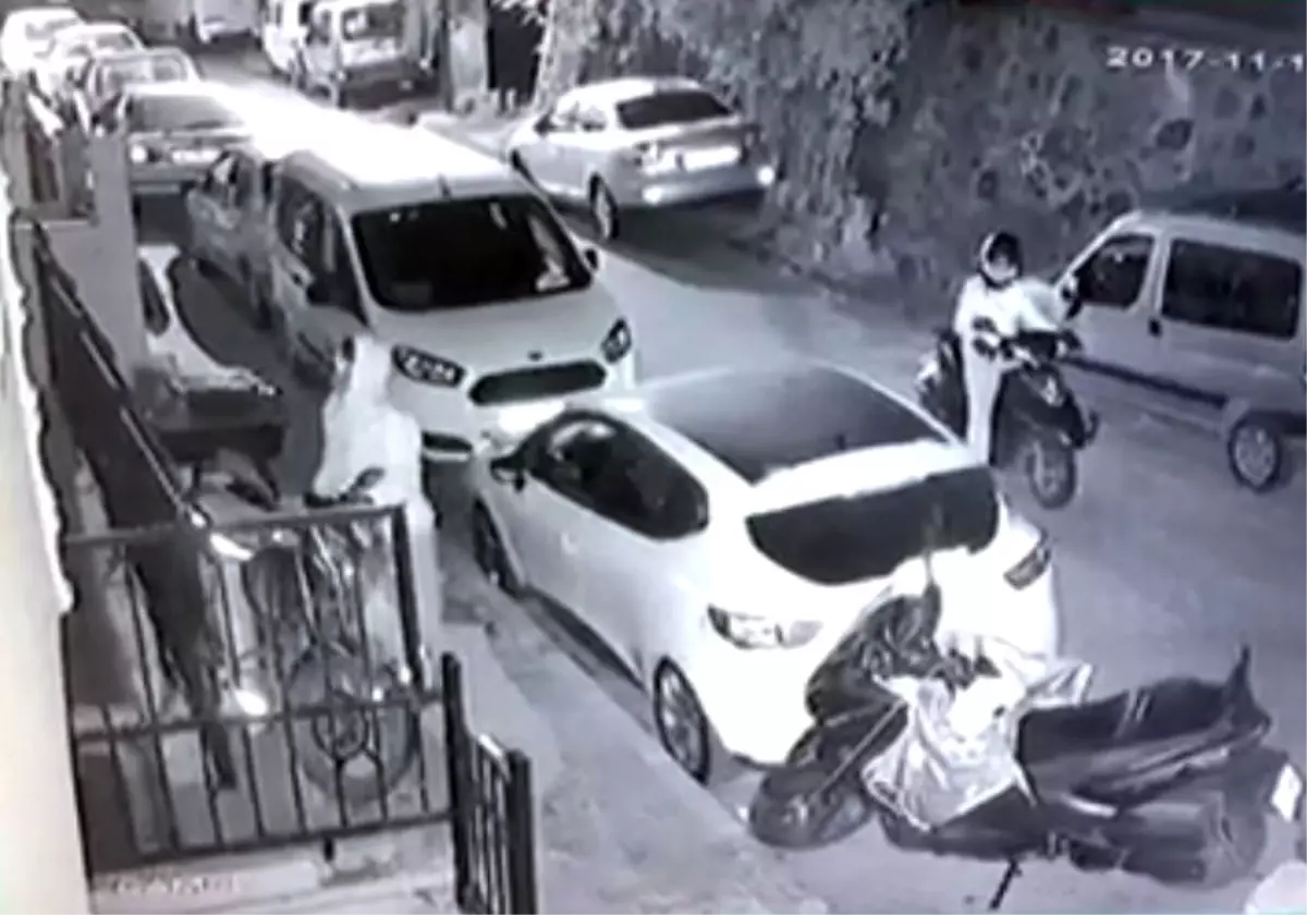 Motosikletle Gelerek Motosiklet Çalan Hırsızlar Kamerada