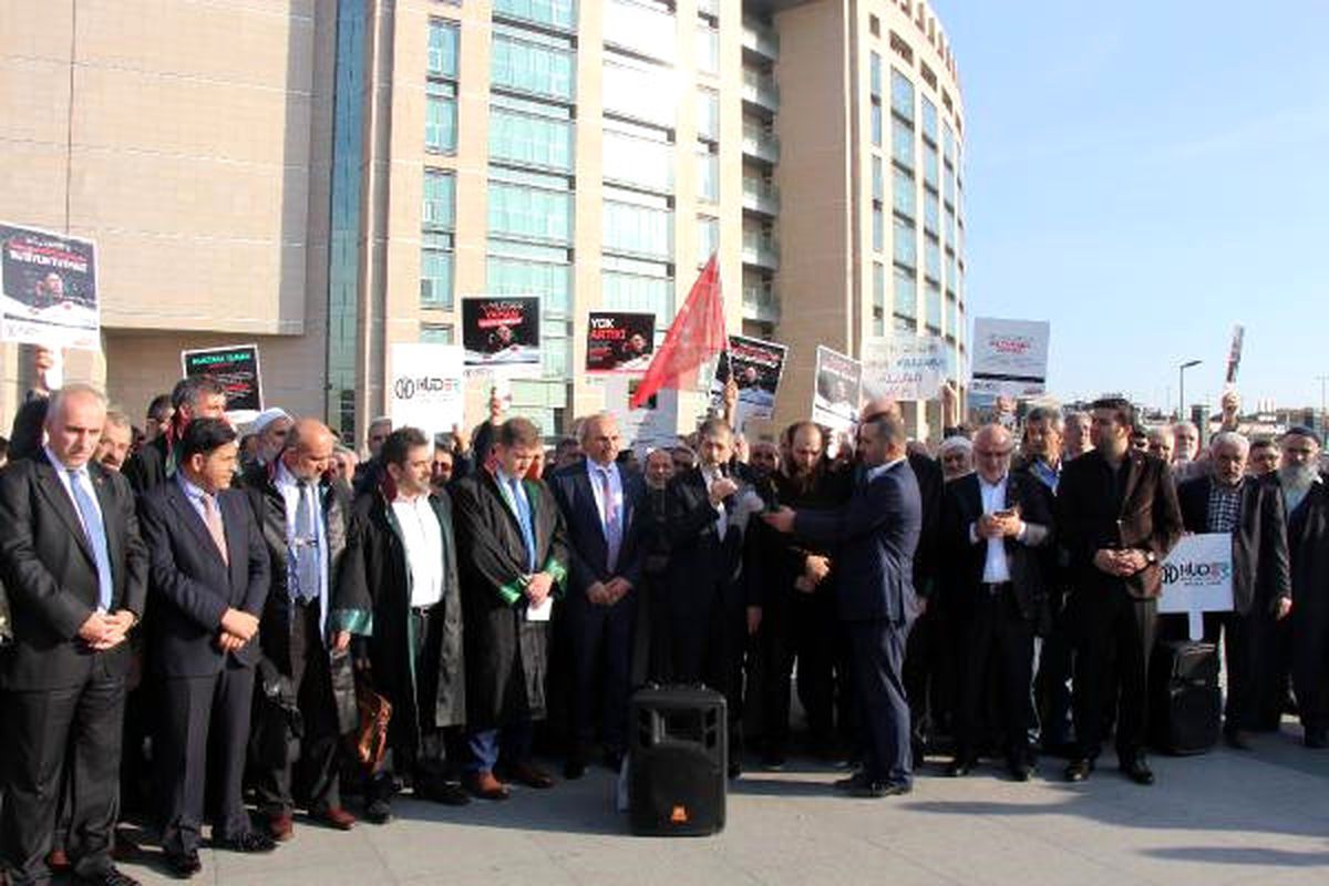 Saadet Partililer Yaman\'ın Tutukluluğunun Devam Etmesini Adliye Önünde Protesto Etti