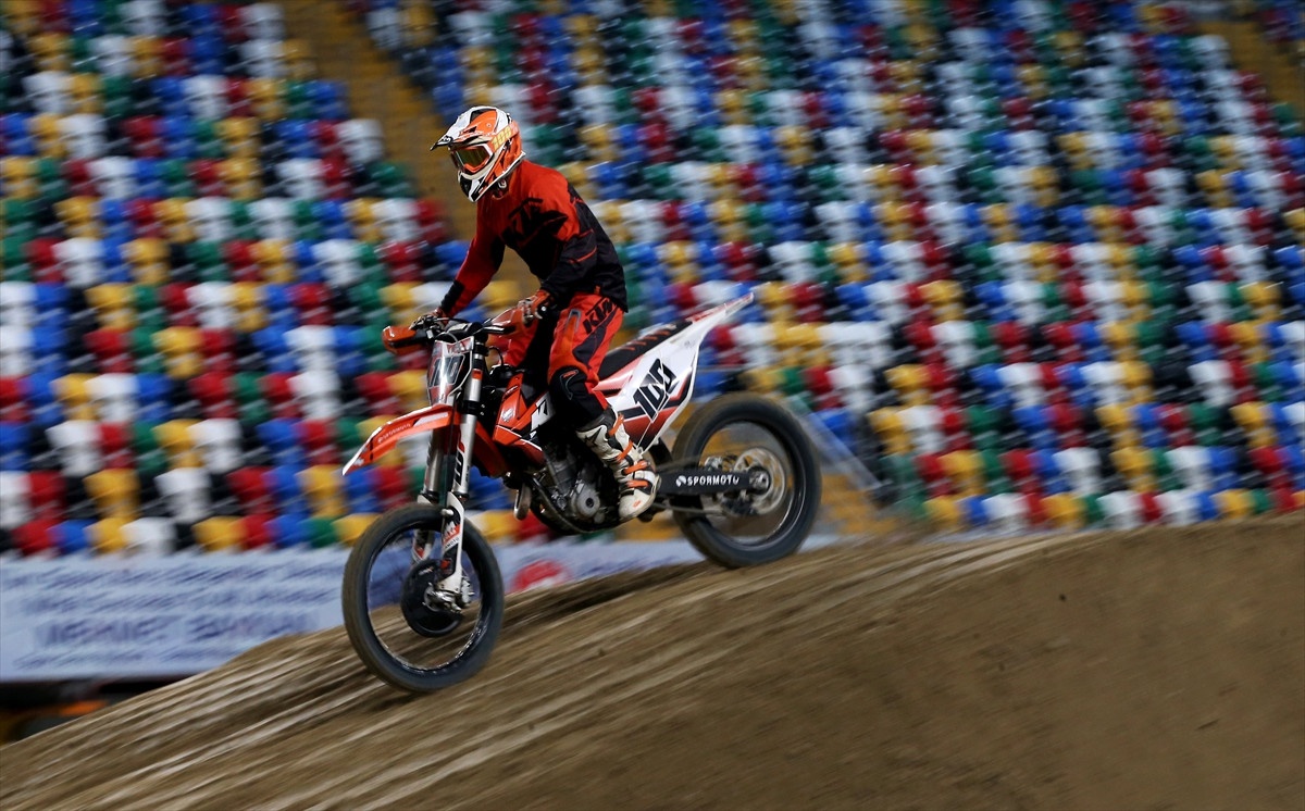 Salonda Motokros ve Enduro Heyecanı
