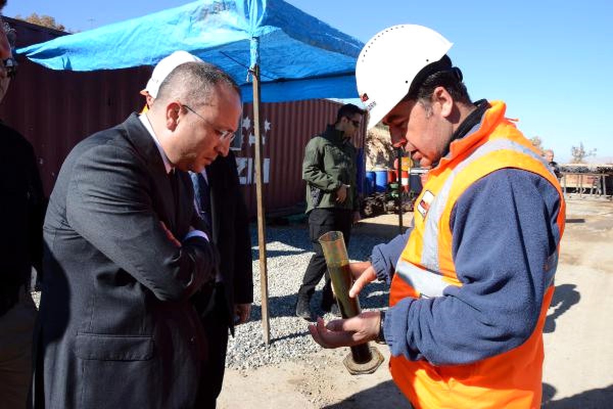 Siirt\'te, 2 Bin 400 Metre Derinlikten Günde Bin Varil Petrol Çıkarılıyor