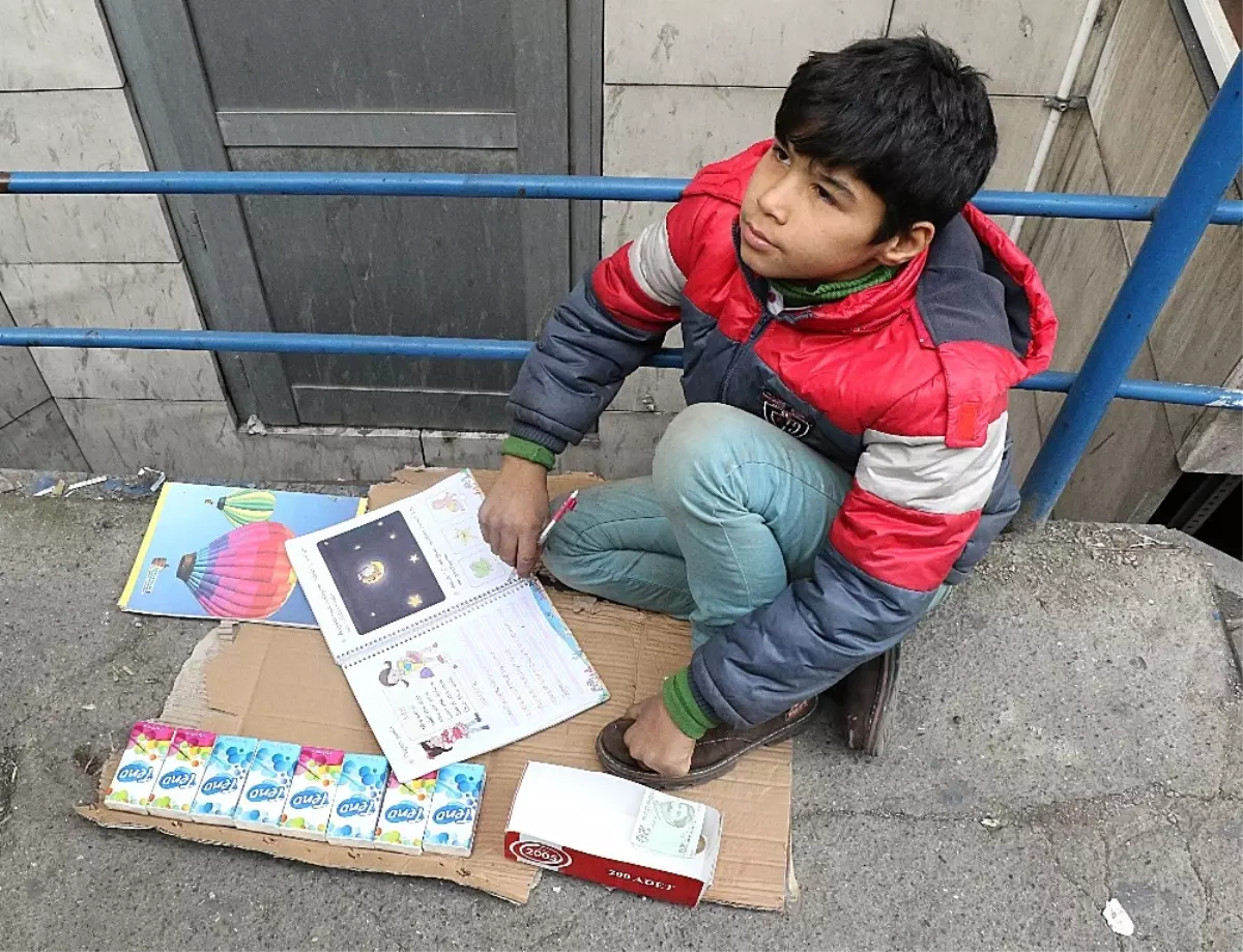 Sokakta Hem Ders Çalışıyor Hem de Ailesi İçin Mendil Satıyor - Son Dakika