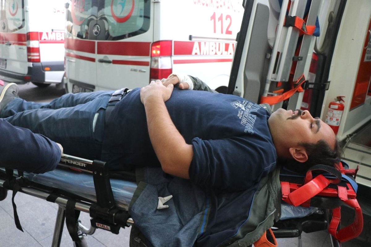 Tır ile Halk Otobüsü Çarpıştı: 10 Yaralı