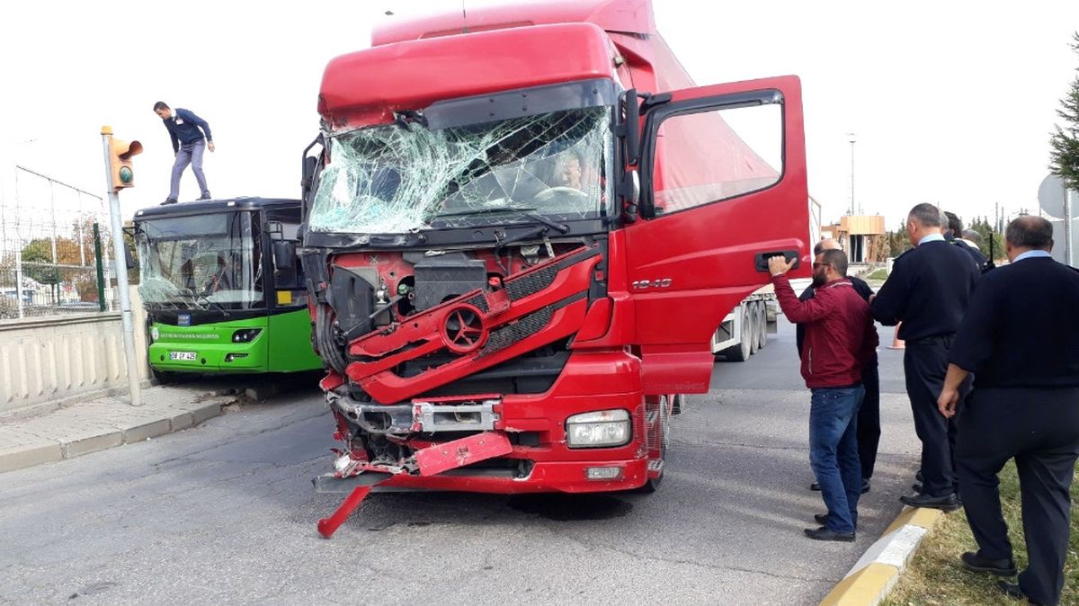 Tır ile Halk Otobüsü Çarpıştı: 10 Yaralı