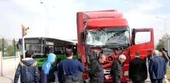 Tır ile Halk Otobüsü Çarpıştı: 10 Yaralı