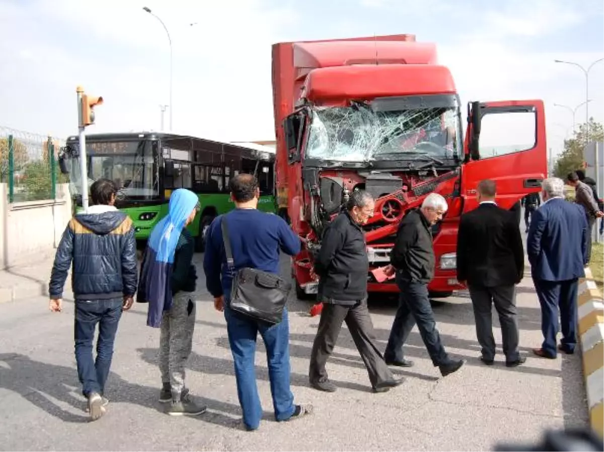 Tır ile Halk Otobüsü Çarpıştı: 10 Yaralı