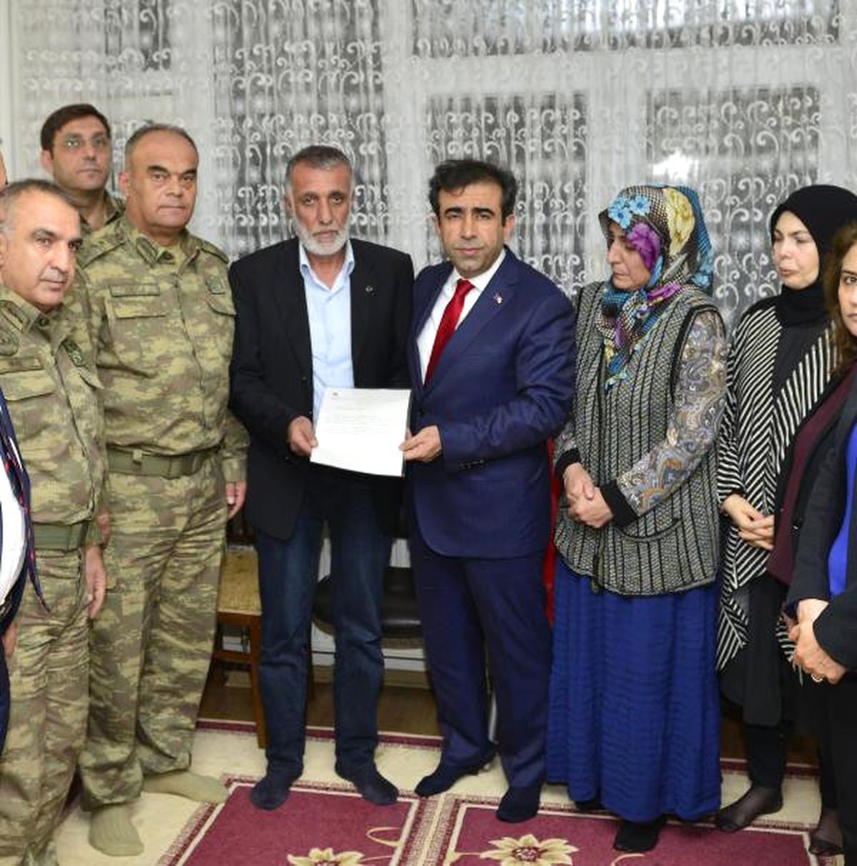 Vali Güzeloğlu, Şehit Olan Onbaşının Ailesine Şehitlik Belgesini Verdi