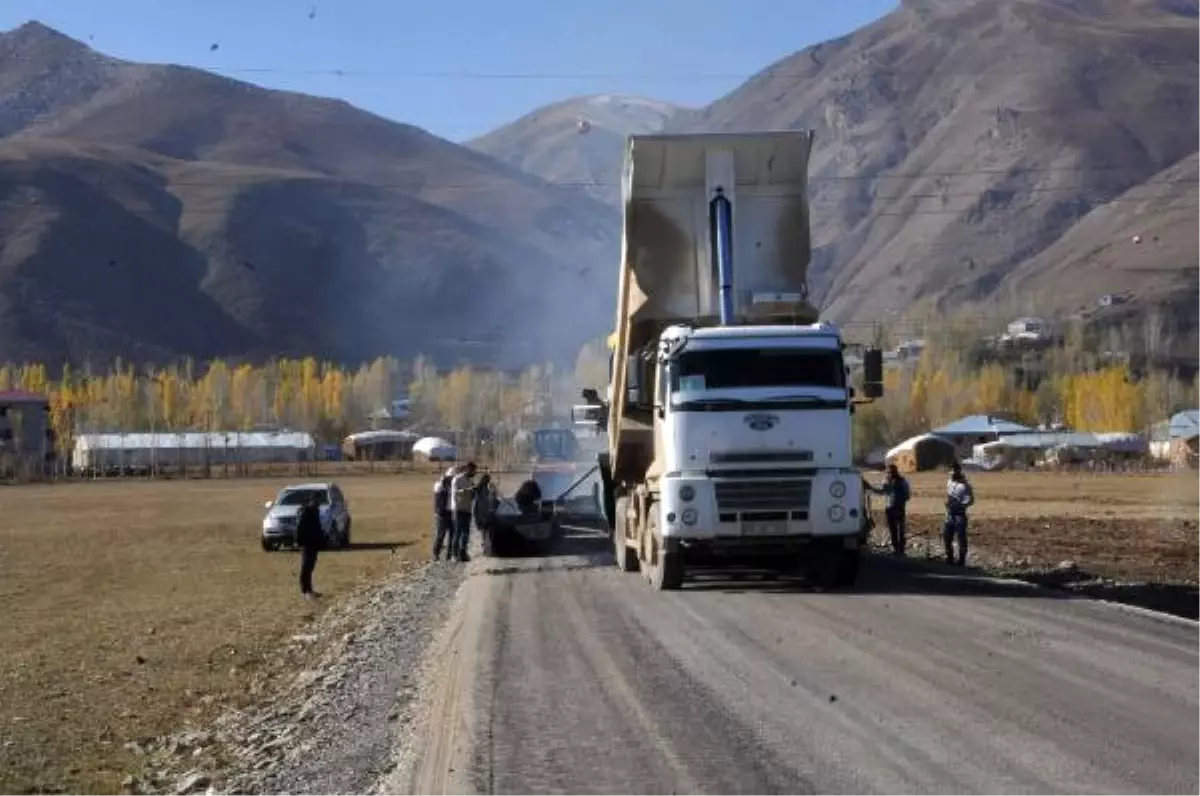 Yüksekova\'nın 2 Köy ve 1 Mezrasının Yolları İlk Kez Asfaltlandı
