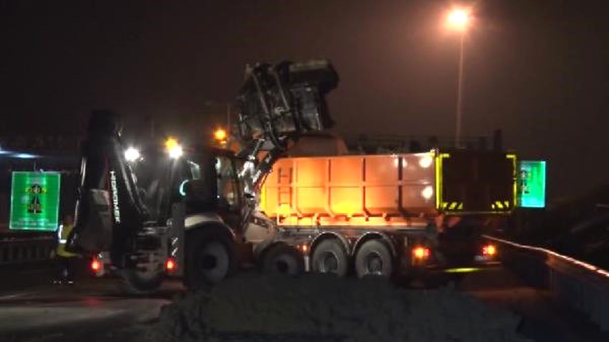 Açılan Damperiyle Işıklı Yön Tabelasına Çarpan Kamyon Yükünü de Otobana Boşalttı