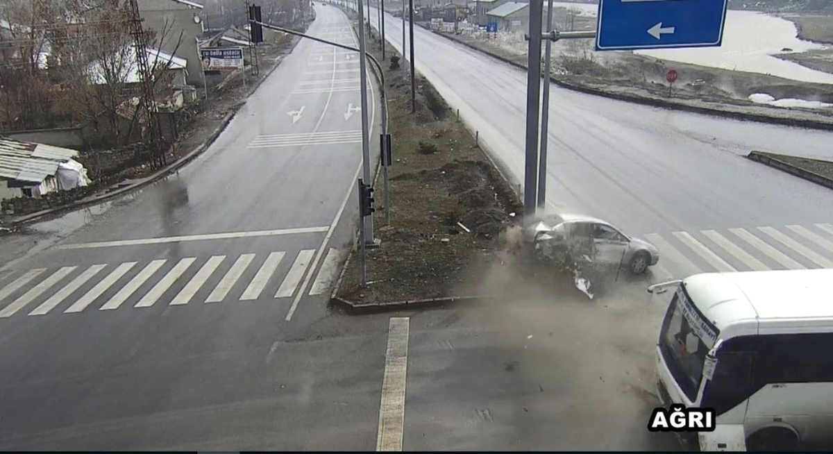 Ağrı\'da Trafik Kazası Mobese Kameralarına Yansıdı