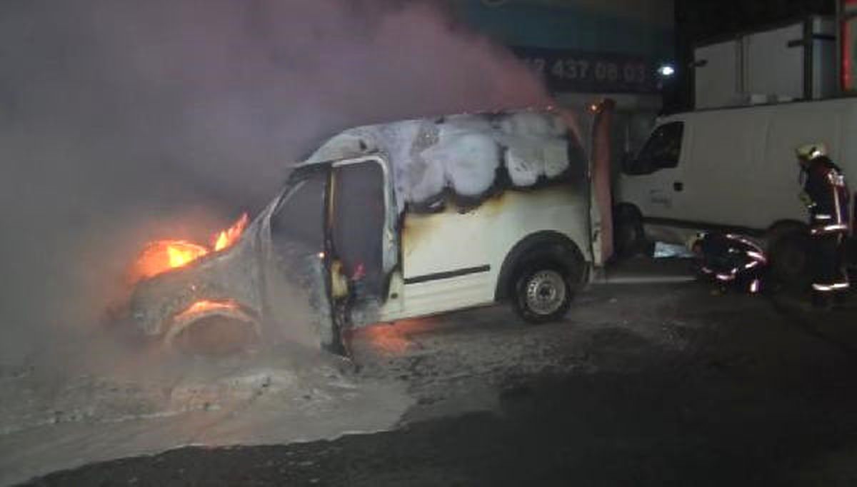 Alev Alev Yanan Aracın Sürücüsü Kendisini Son Anda Dışarı Attı