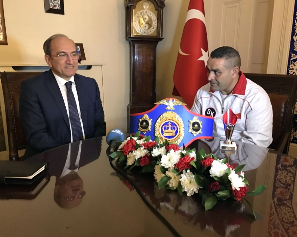 Altın Kemeri Kazanan Türk Boksörden Türkiye\'nin Londra Büyükelçisine Ziyaret