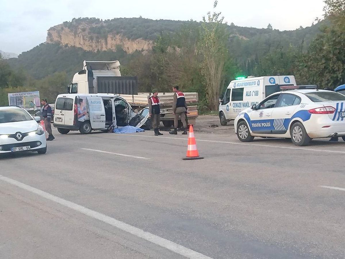 Antalya\'da Trafik Kazası: 1 Ölü, 2 Yaralı