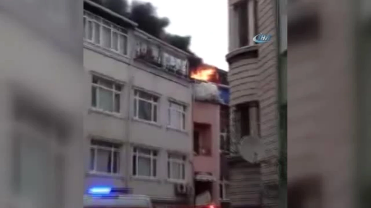 Balat\'ta Bir Binanın Çatısında Çıkan Yangın Korku Dolu Anlar Yaşattı