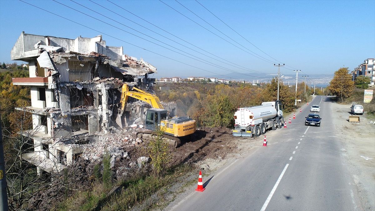 Başiskele\'de Metruk Bina Yıkımı
