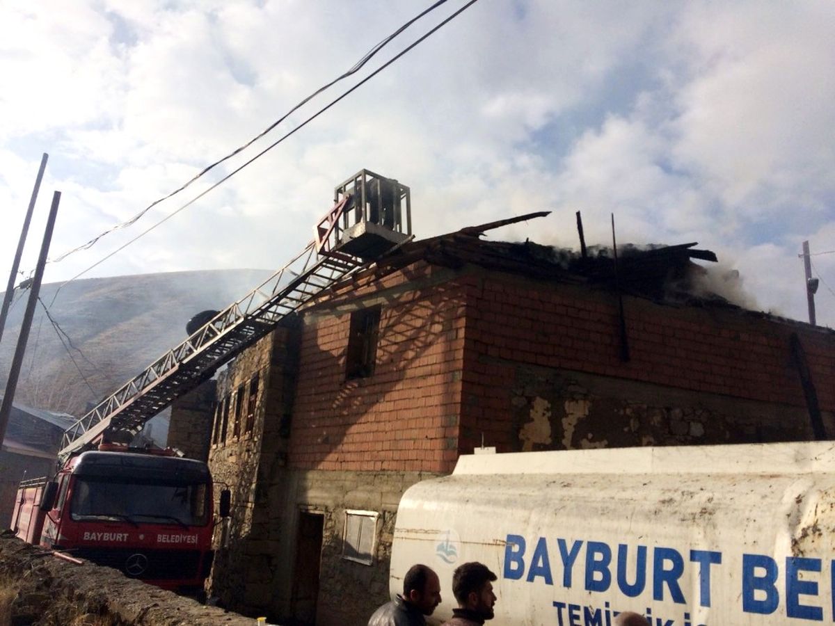 Bayburt\'ta Yangın: 2 Ev, 1 Ahır ve 1 Samanlık Kullanılamaz Hale Geldi