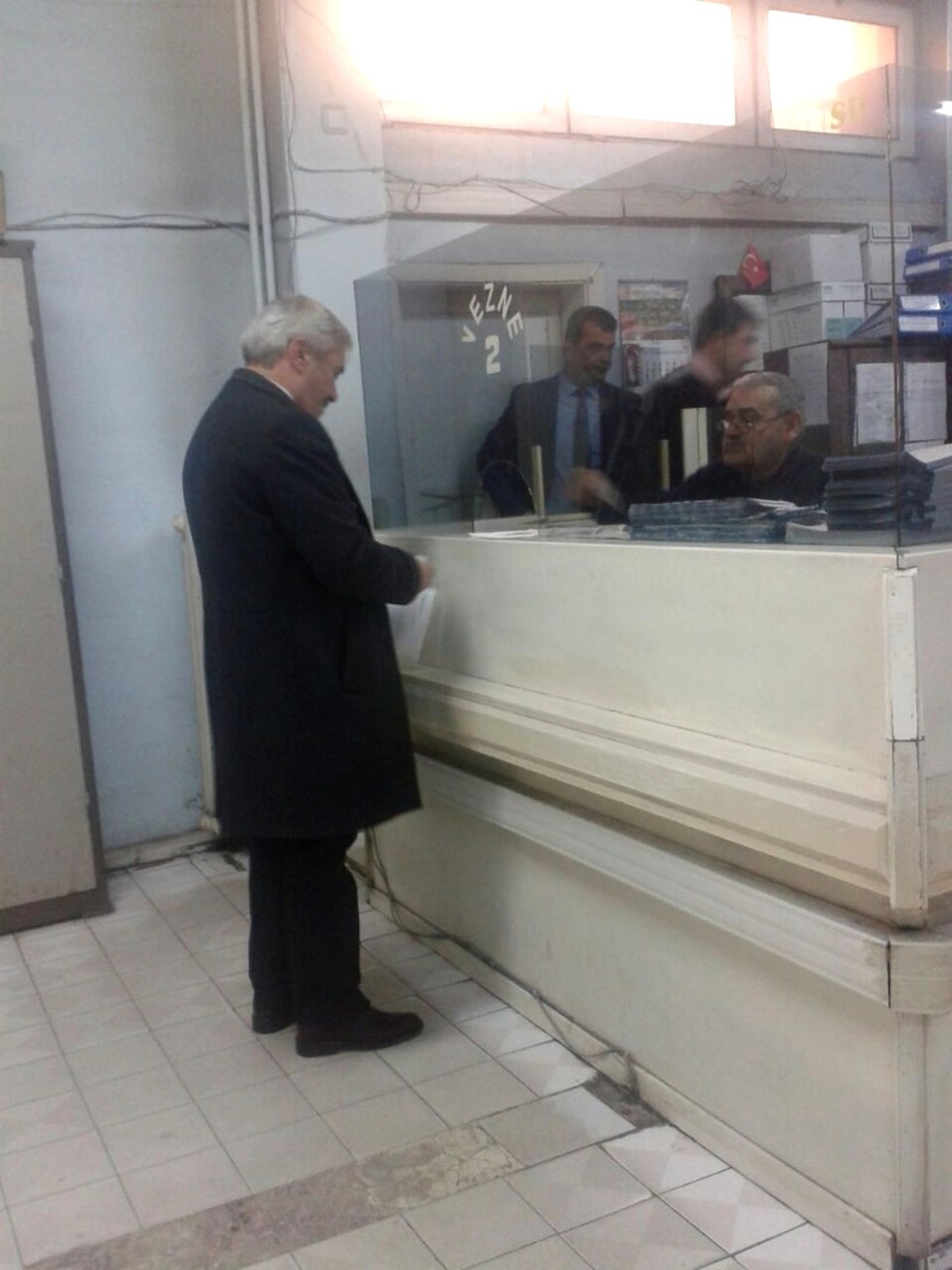 Belediye Başkanı Su Faturasını Ödemek İçin Sıraya Girdi