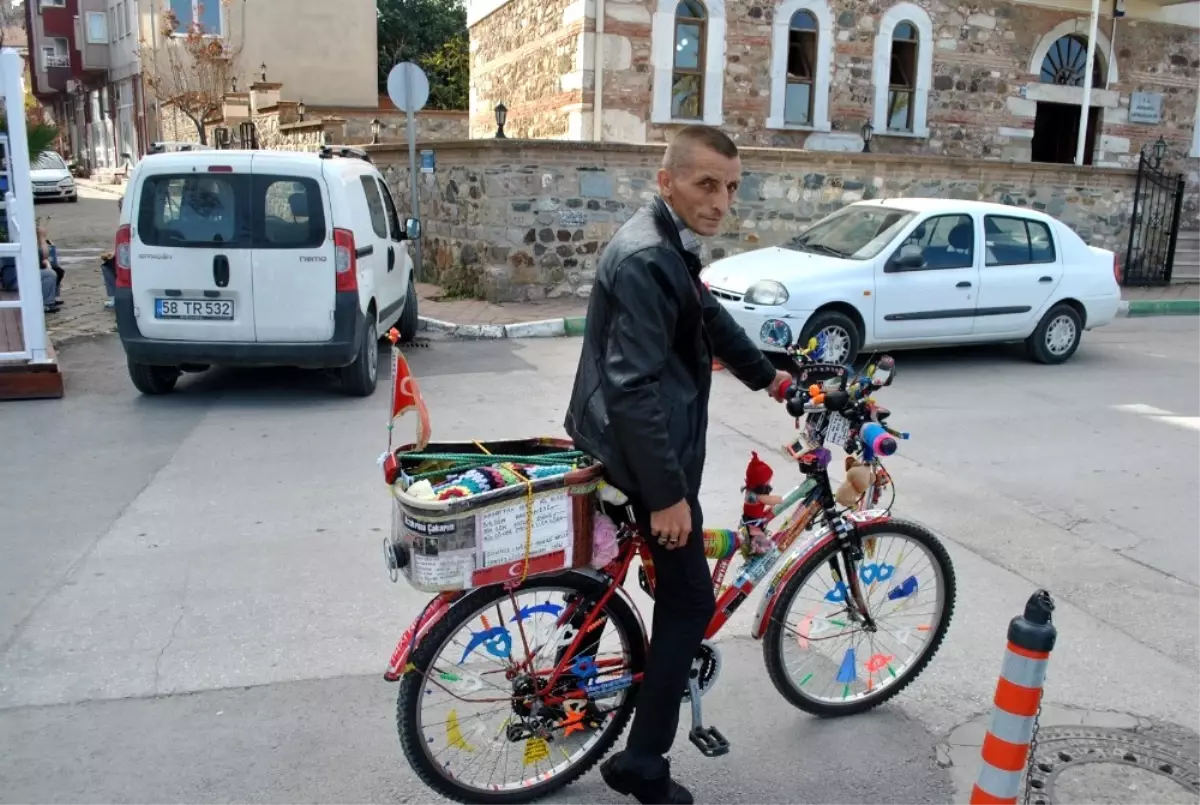 Bisikletiyle Gittiği Her Yerde Hayat Dersi Veriyor