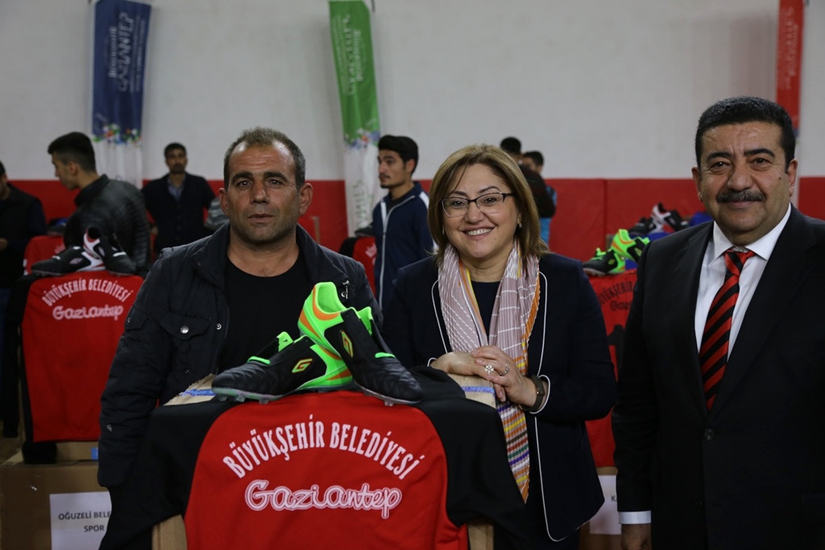 Büyükşehir, Bin 500 Amatör Futbolcuya Malzeme Yardımı Yaptı