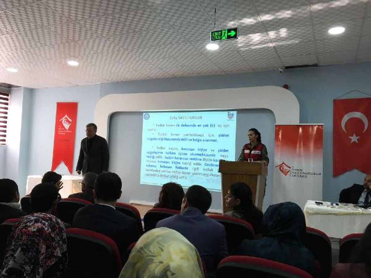 Diyarbakır\'da Muhtar ve İmamlara \'Kadına Şiddet ile Erken Yaşta Evliliği Önleme\' Semineri