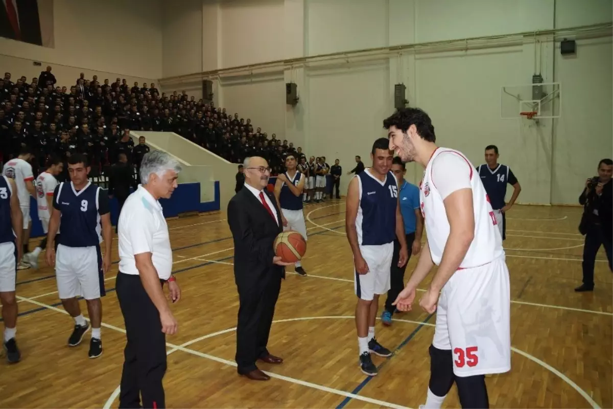 Efespor, Tribün Desteği Veren Polis Adaylarıyla Dostluk Maçı Yaptı