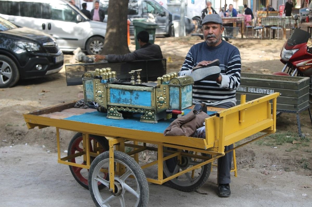 El Arabasında Boyacılık Yapıyor