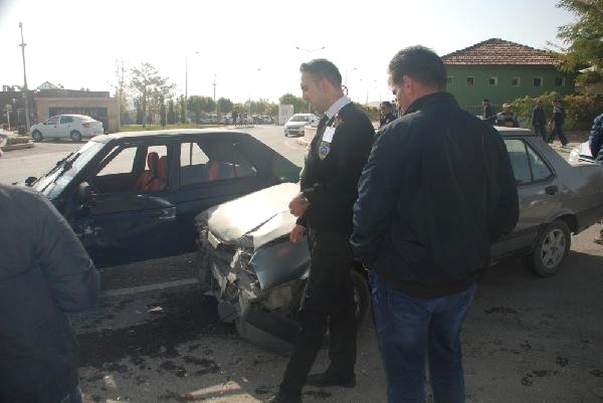 Elazığ\'da Kaza: 1\'i Çocuk 5 Kişi Yaralandı