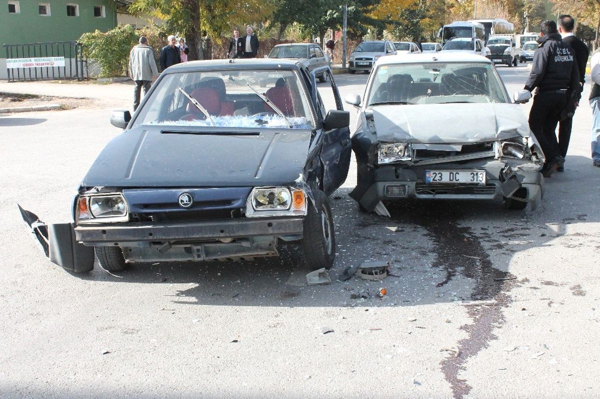 Elazığ\'da Trafik Kazası: 5 Yaralı